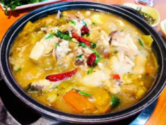 如何使用砂锅做出美味的酸菜鸡