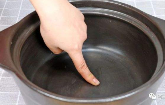 砂锅熬汤上黑水