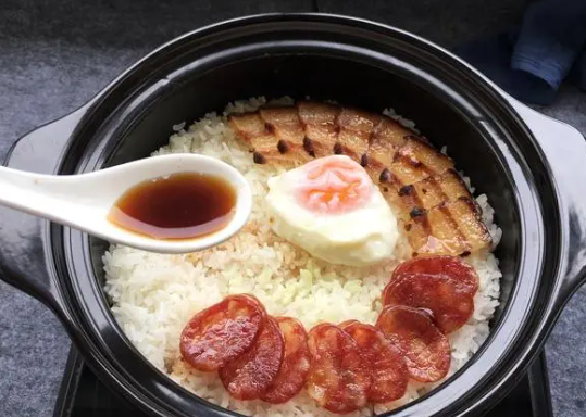 砂锅煮煲仔饭