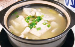 砂锅煮水出油鱼汤