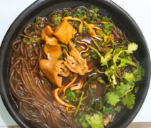 街边砂锅粉丝根据自己的口味来选择